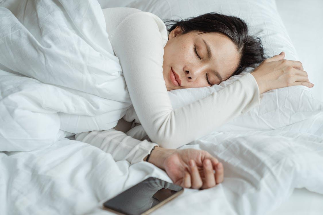 a woman sleeping peacefully with the help of sleeping aids for adults